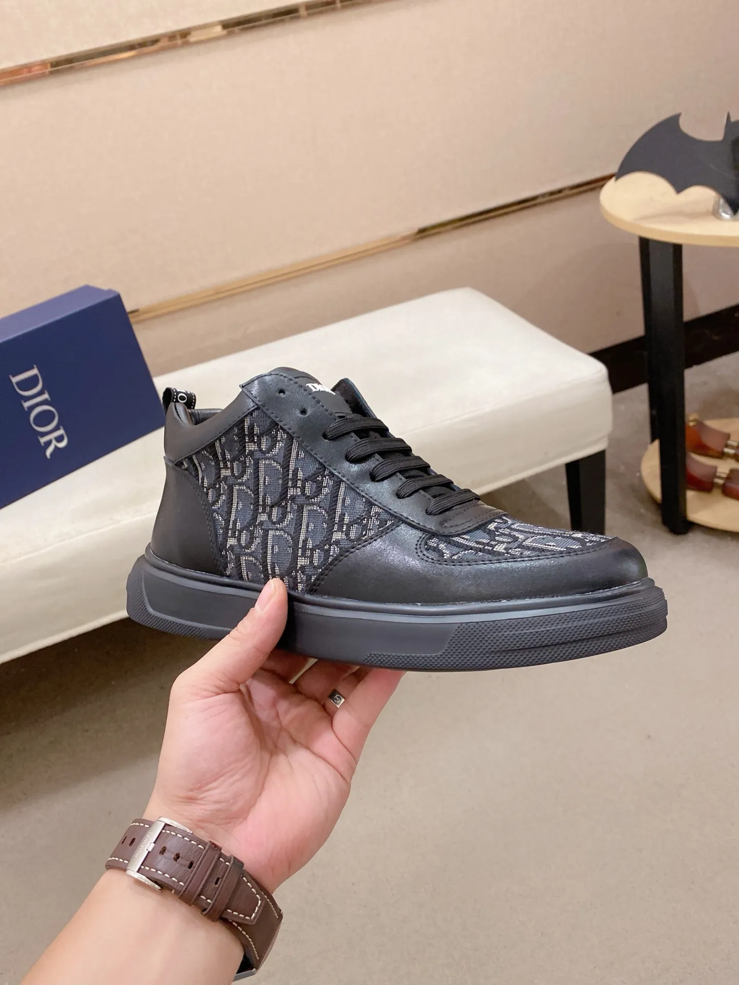 Men's shoes💰 440💰🇮🇹🇮🇹Dior d The new high-tops are on sale at the same time at the counter. The uppers are 🇮🇹 Italian imported first-layer cowhide, and the fully imported sheepskin lining is 💪💪. It is a complete 1⃣️ to 1⃣️ replica 🇮🇹💪💪. ⚠Sole: The original sole is specially provided by the original factory. The exclusive movable molded sole is super comfortable. ⚠Original factory follow-up goods, 🔍🔍high quality, you can enter and exit the counter at will, welcome to compare⚠. Code number:38-44